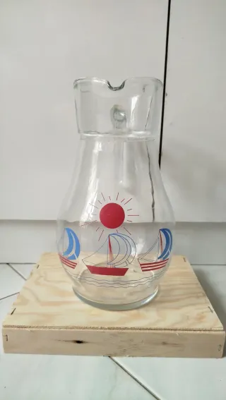 Caraffa in vetro decorata con barche