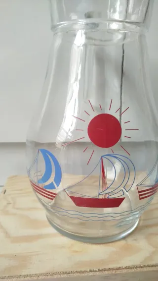 Caraffa in vetro decorata con barche