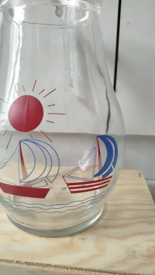 Caraffa in vetro decorata con barche