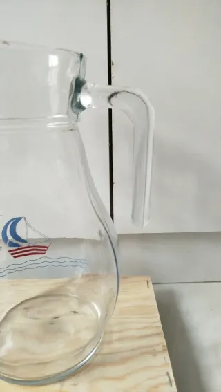 Caraffa in vetro decorata con barche