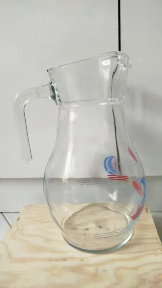 Caraffa in vetro decorata con barche