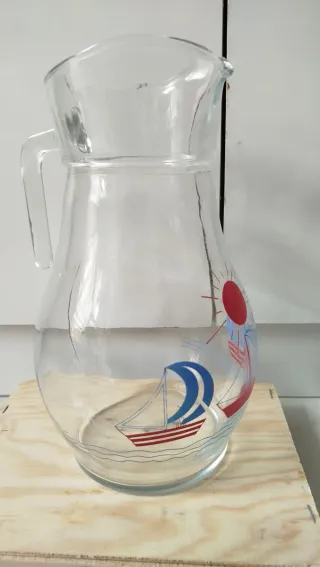 Caraffa in vetro decorata con barche