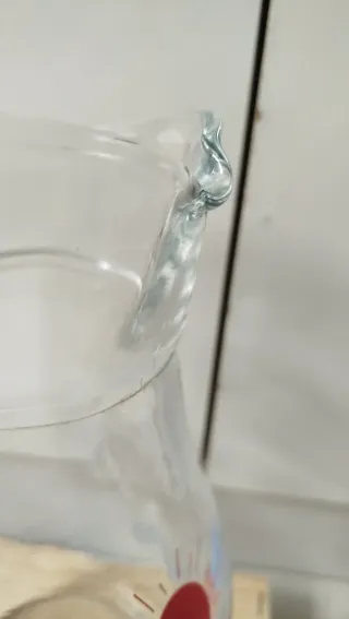 Caraffa in vetro decorata con barche