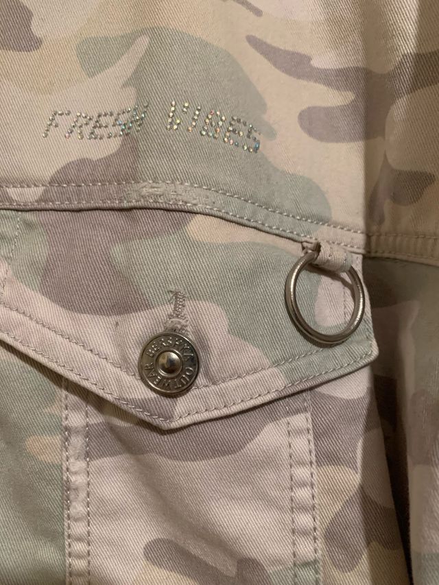 Chaqueta Camuflaje Corta Bershka Talla M