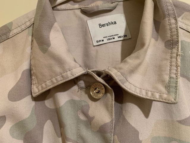 Chaqueta Camuflaje Corta Bershka Talla M