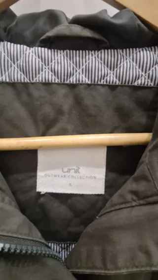 Abrigo verde con capucha