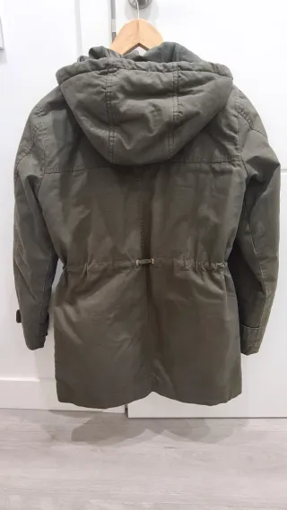 Abrigo verde con capucha