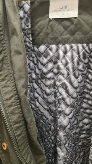 Abrigo verde con capucha