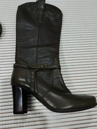 Botas altas de cuero con tachuelas