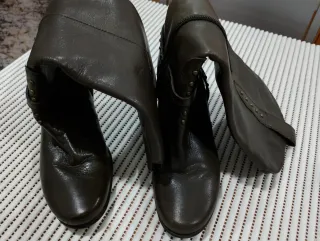 Botas altas de cuero con tachuelas