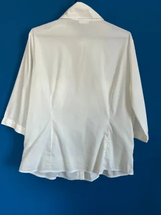 Camisa branca Avanti com cinto.