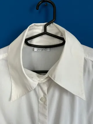 Camisa branca Avanti com cinto.