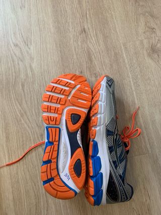 Zapatillas running Saucony plateadas y naranjas