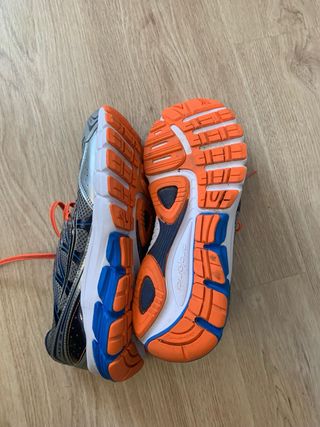 Zapatillas running Saucony plateadas y naranjas