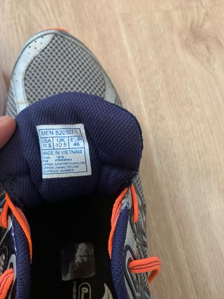 Zapatillas running Saucony plateadas y naranjas