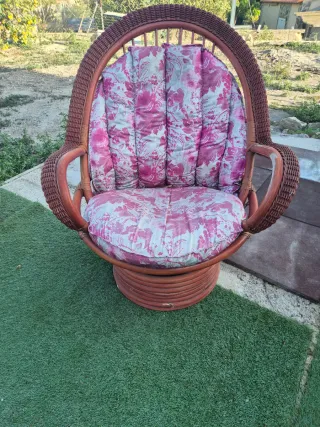 Sillón de bambú con cojines