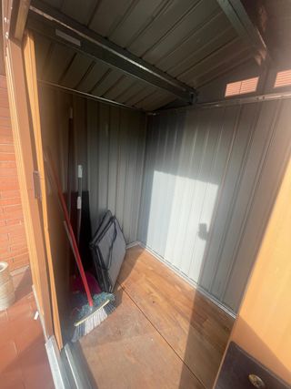 Caseta metálica exterior con suelo de madera