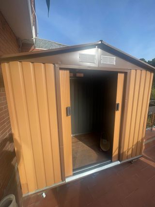 Caseta metálica exterior con suelo de madera