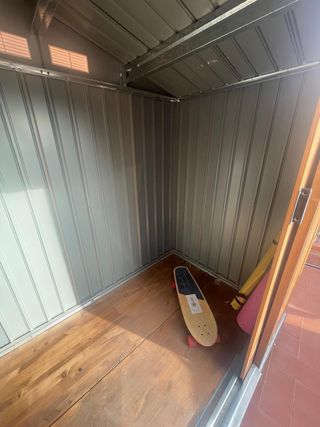 Caseta metálica exterior con suelo de madera