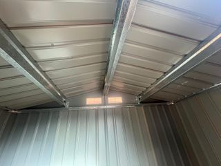 Caseta metálica exterior con suelo de madera