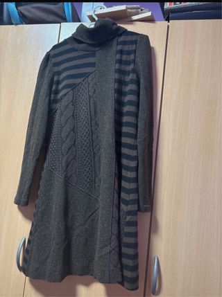 Vestido marrón cuello alto rayas y trenzas