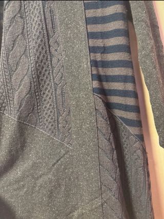 Vestido marrón cuello alto rayas y trenzas