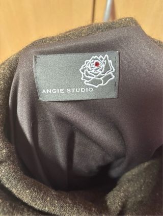 Vestido marrón cuello alto rayas y trenzas