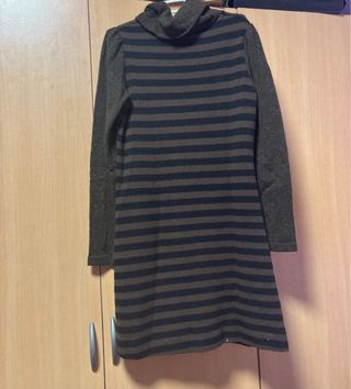 Vestido marrón cuello alto rayas y trenzas