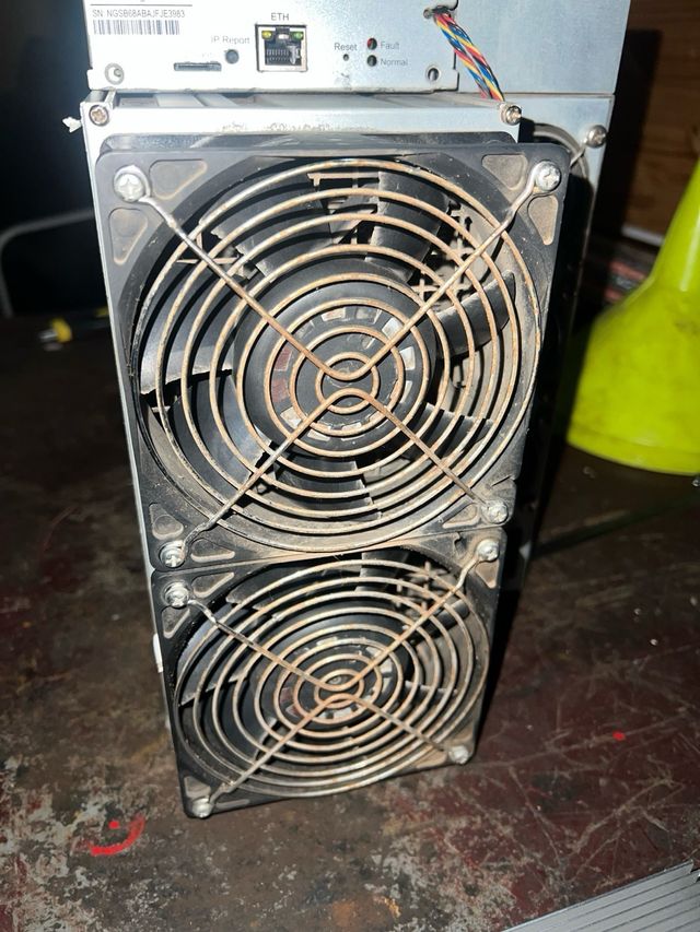 Carcasa Antminer S19 con ventiladores