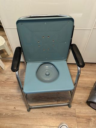 Silla inodoro con tapa y reposabrazos