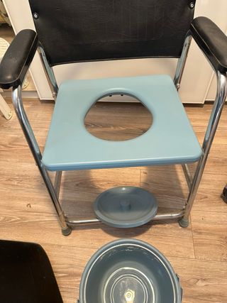 Silla inodoro con tapa y reposabrazos