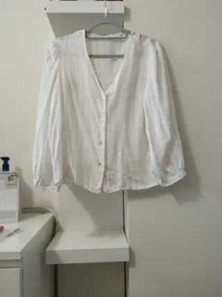 Camisa blanca con rayas finas