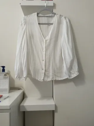 Camisa blanca con rayas finas