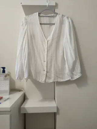 Camisa blanca con rayas finas