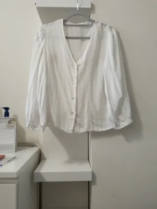 Camisa blanca con rayas finas