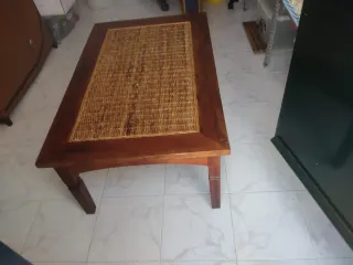 Mesa baja de madera y mimbre