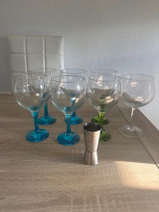 Copas de cristal con detalles azules y verdes