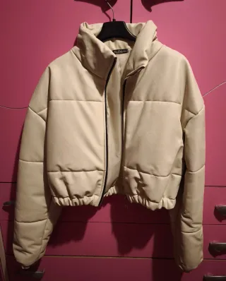 Piumino corto da donna in similpelle