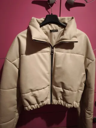 Piumino corto da donna in similpelle