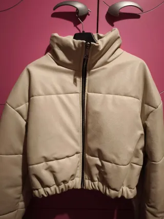 Piumino corto da donna in similpelle