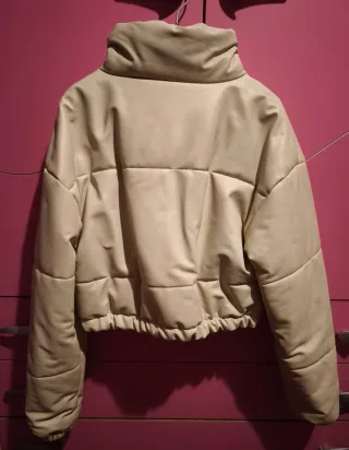 Piumino corto da donna in similpelle