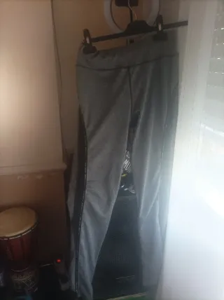 Mayas deportivas grises