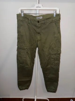 Pantalón cargo Pull&Bear verde militar Talla S