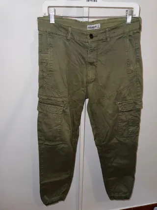Pantalón cargo Pull&Bear verde militar Talla S