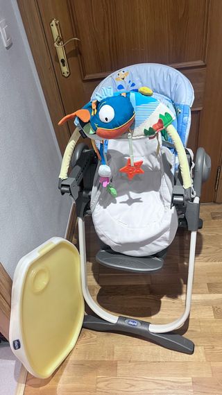 Trona de bebé de la marca Chicco con bandeja