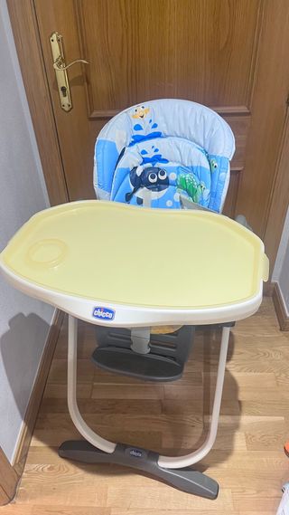 Trona de bebé de la marca Chicco con bandeja