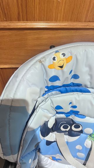 Trona de bebé de la marca Chicco con bandeja