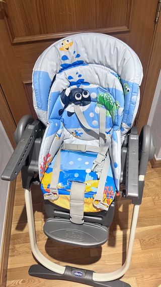 Trona de bebé de la marca Chicco con bandeja