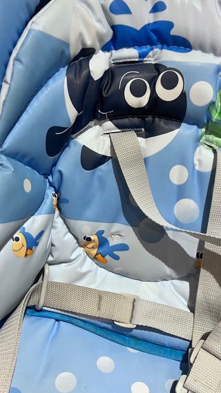 Trona de bebé de la marca Chicco con bandeja