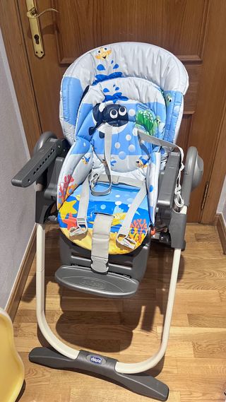 Trona de bebé de la marca Chicco con bandeja